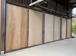 嘉麻市F様邸　倉庫扉修繕、面材貼り、塗装のイメージ